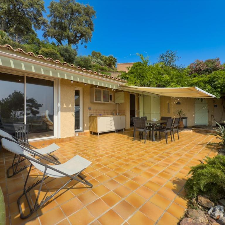 L'Inoubliable, Mazet climatisé pour 8 personnes avec tennis et piscine collective à Valcros, La Londes-Les-Maures - Two-Bedroom House - 16