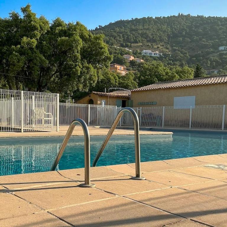 L'Inoubliable, Mazet climatisé pour 8 personnes avec tennis et piscine collective à Valcros, La Londes-Les-Maures - Two-Bedroom House - 22