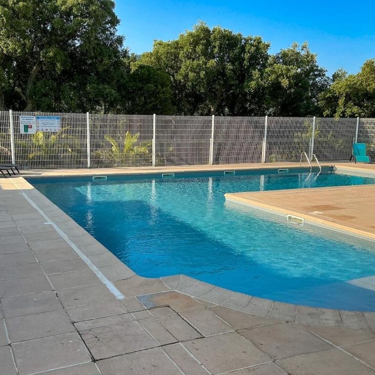 L'Inoubliable, Mazet climatisé pour 8 personnes avec tennis et piscine collective à Valcros, La Londes-Les-Maures - Two-Bedroom House - 25