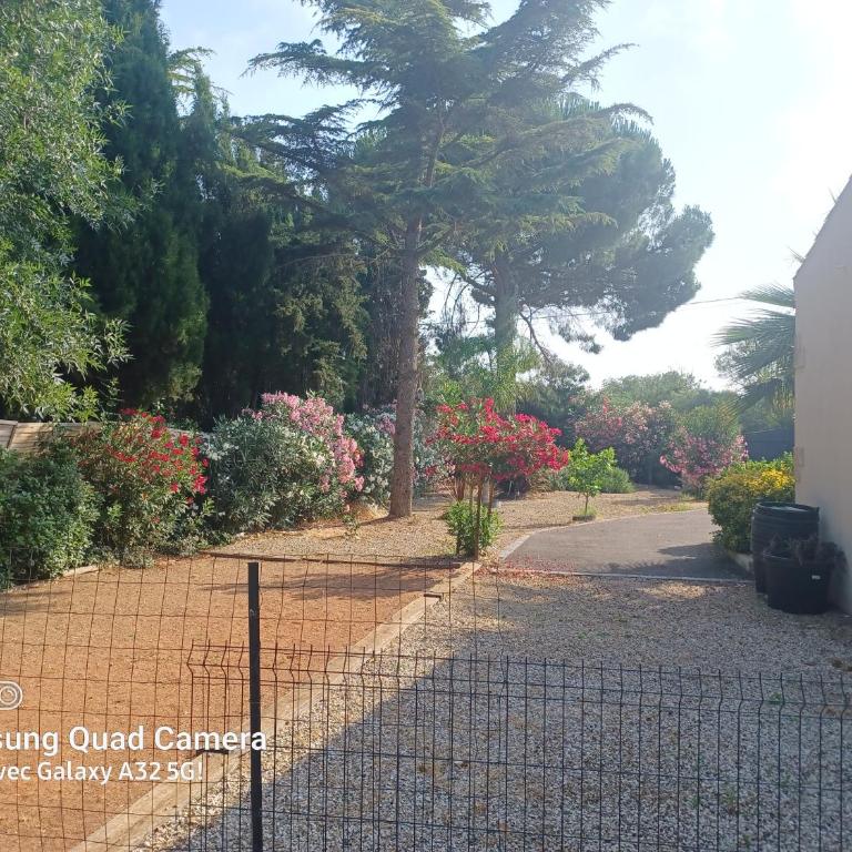 Magnifique villa avec piscine 10x5 m sur 1800m2 de terrain avec parking privatif cuisine recente equpee 3 chambres dont 2 parental au rdc avec wc separe pas de vis à vis terrain de petanque bbq climatisation jeux enfants - Villa mit 3 Schlafzimmern - 5