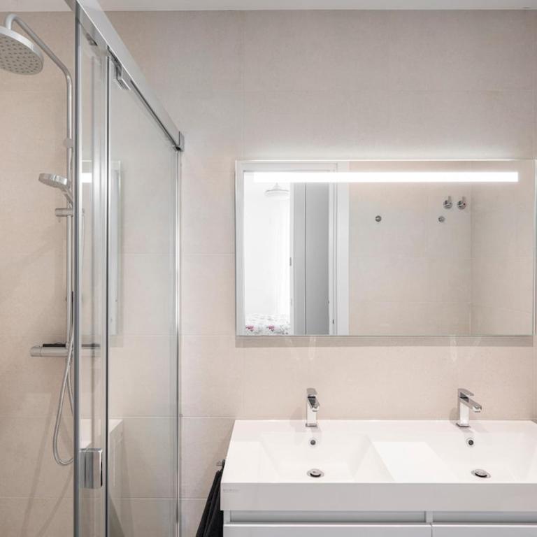 Espectacular con terraza, piscina & parking - Two-Bedroom Apartment - 3