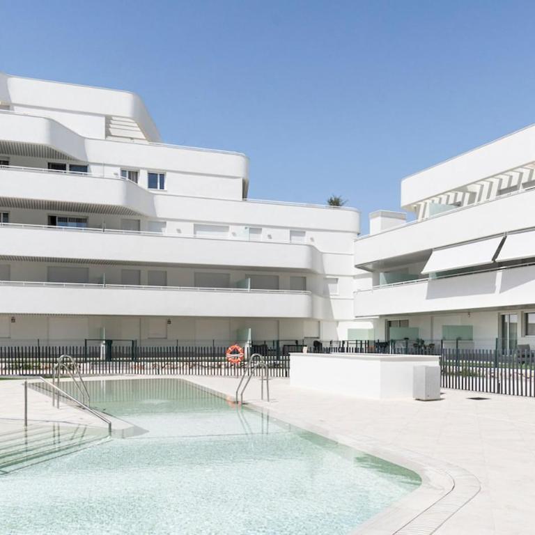 Espectacular con terraza, piscina & parking - Two-Bedroom Apartment - 17