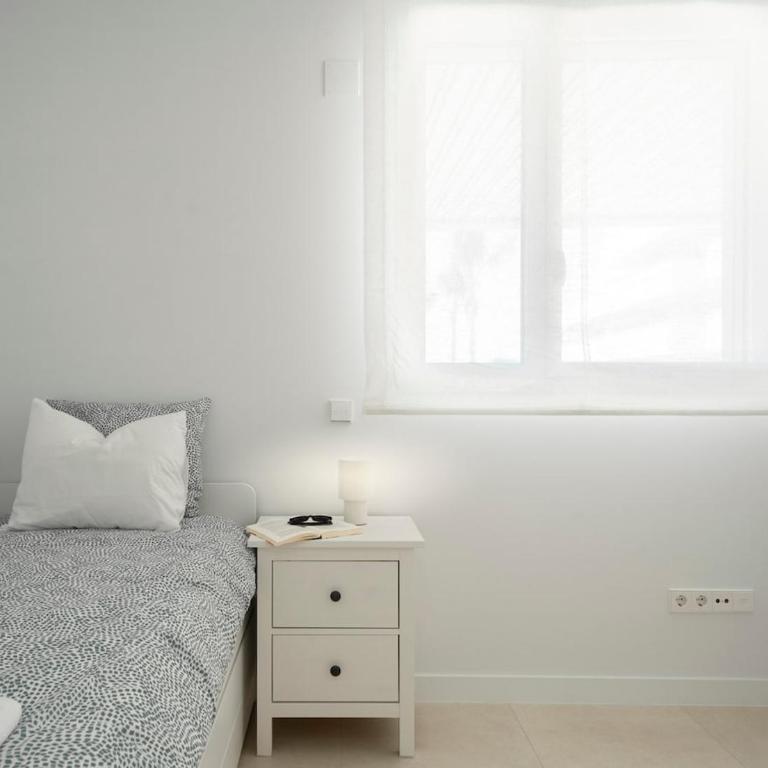Espectacular con terraza, piscina & parking - Two-Bedroom Apartment - 18