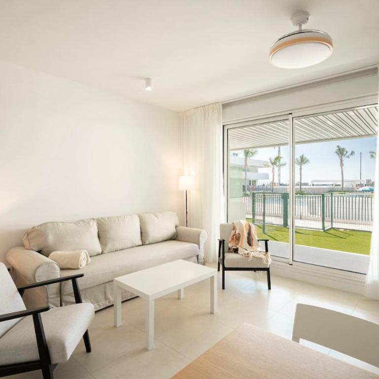 Espectacular con terraza, piscina & parking - Two-Bedroom Apartment - 19