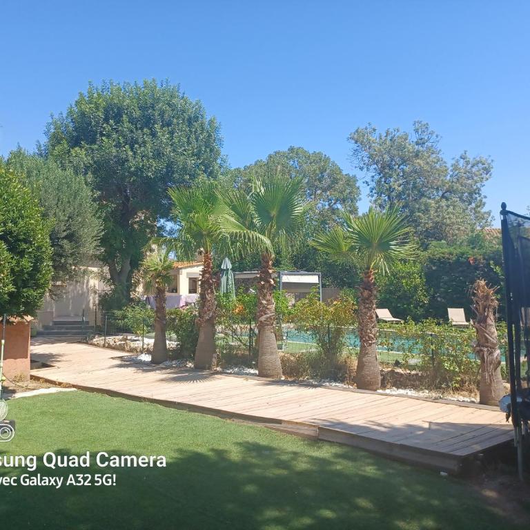 Magnifique villa avec piscine 10x5 m sur 1800m2 de terrain avec parking privatif cuisine recente equpee 3 chambres dont 2 parental au rdc avec wc separe pas de vis à vis terrain de petanque bbq climatisation jeux enfants - Villa mit 3 Schlafzimmern - 4