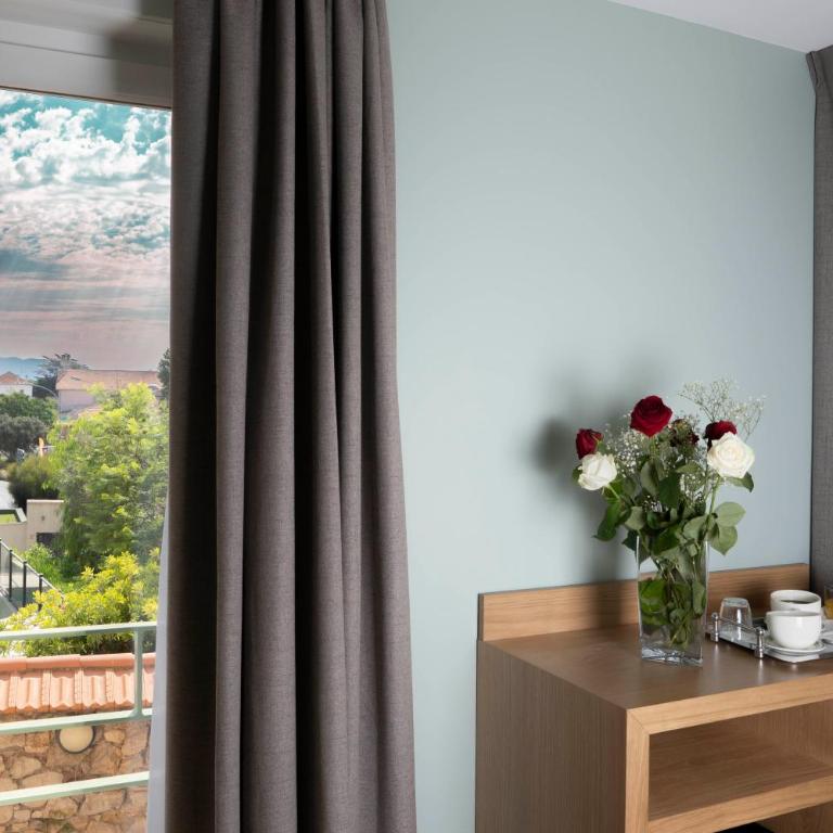 Best Western Plus Sanary - Suite Lit King-Size avec Canapé-Lit et Salon - Non-Fumeurs - 4