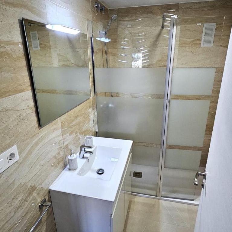 Apartamento REFORMADO con PARKING a 1 minuto de la PLAYA - Apartamento de 3 dormitorios - 3