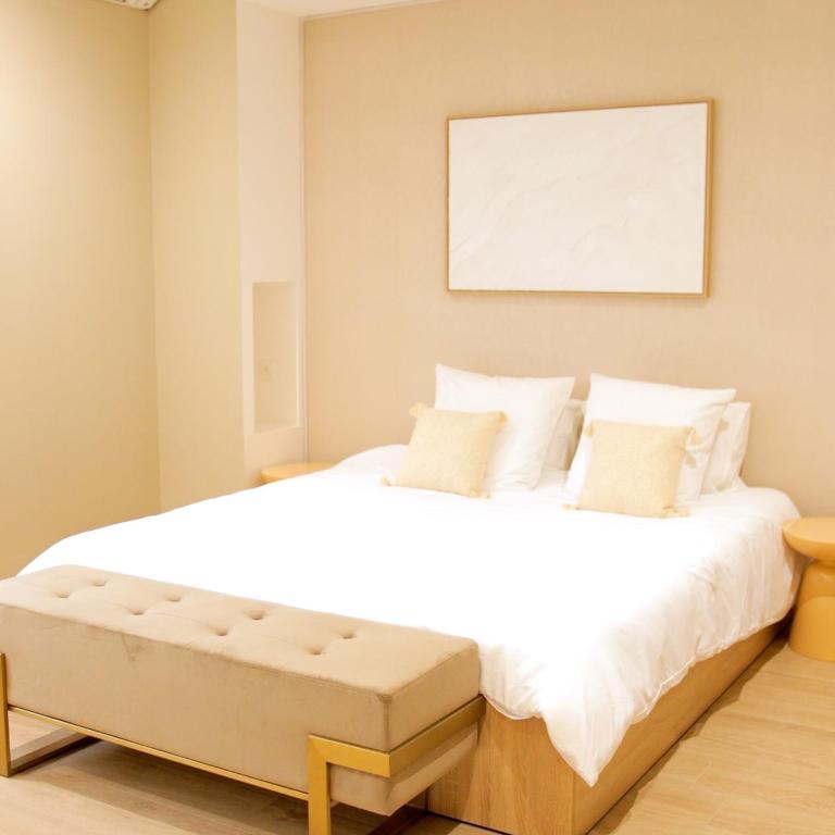 AMMG Tour Marina – Suites Signature | Vue Mer Panoramique, Jacuzzi & Design - Suite Deluxe avec Baignoire Spa - 9