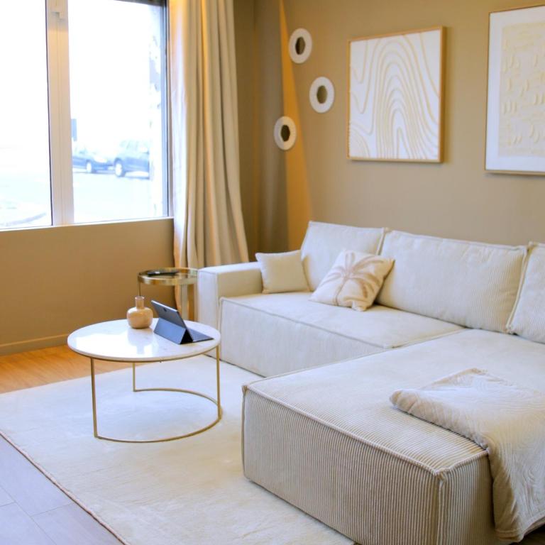 AMMG Tour Marina – Suites Signature | Vue Mer Panoramique, Jacuzzi & Design - Suite Deluxe avec Baignoire Spa - 11