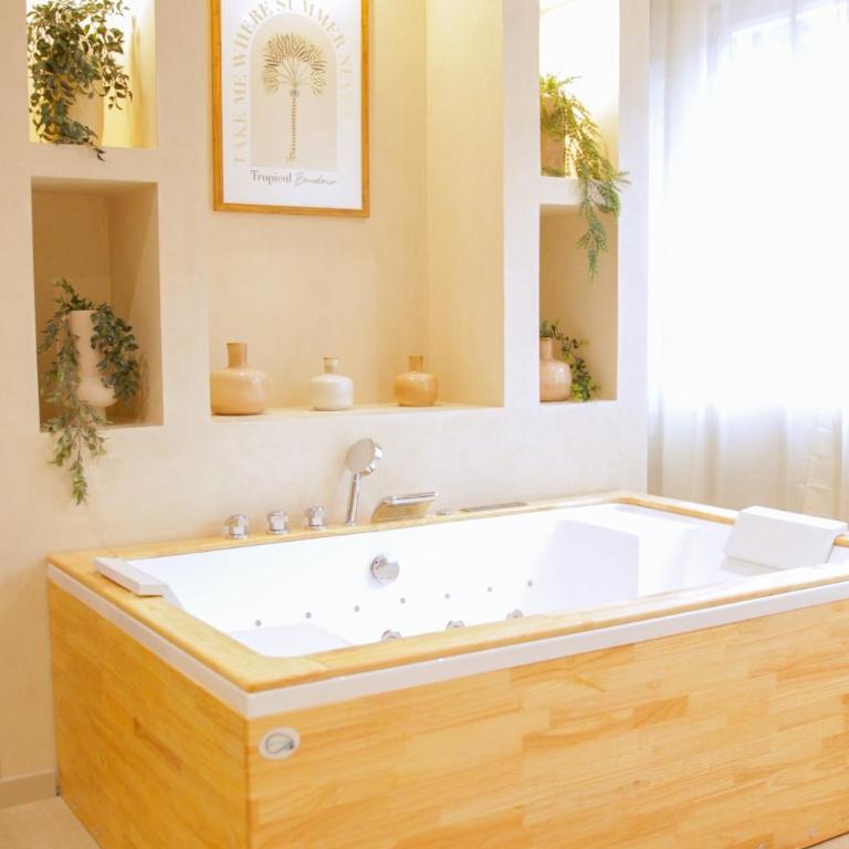 AMMG Tour Marina – Suites Signature | Vue Mer Panoramique, Jacuzzi & Design - Suite Deluxe avec Baignoire Spa - 12