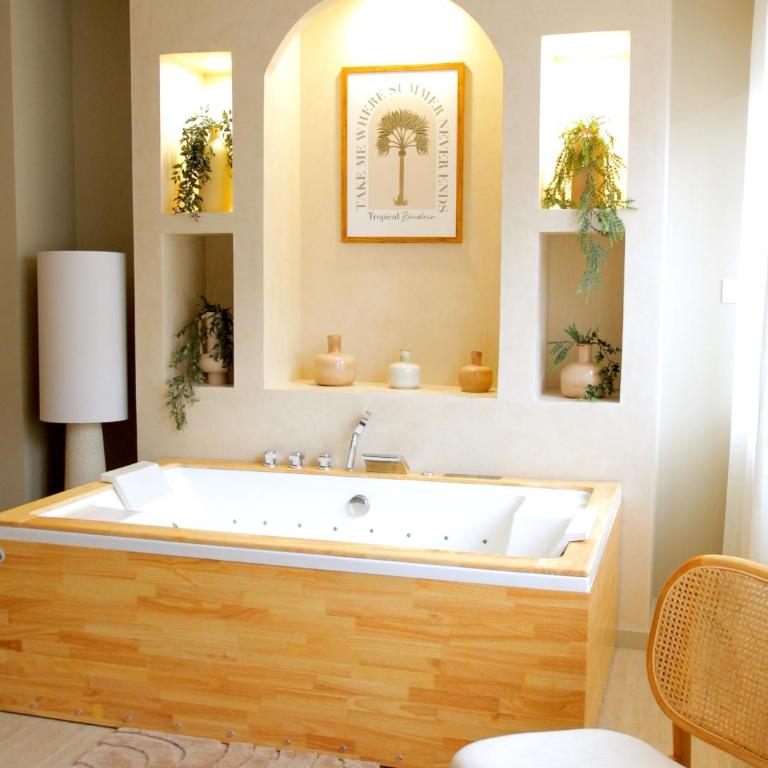AMMG Tour Marina – Suites Signature | Vue Mer Panoramique, Jacuzzi & Design - Suite Deluxe avec Baignoire Spa - 7