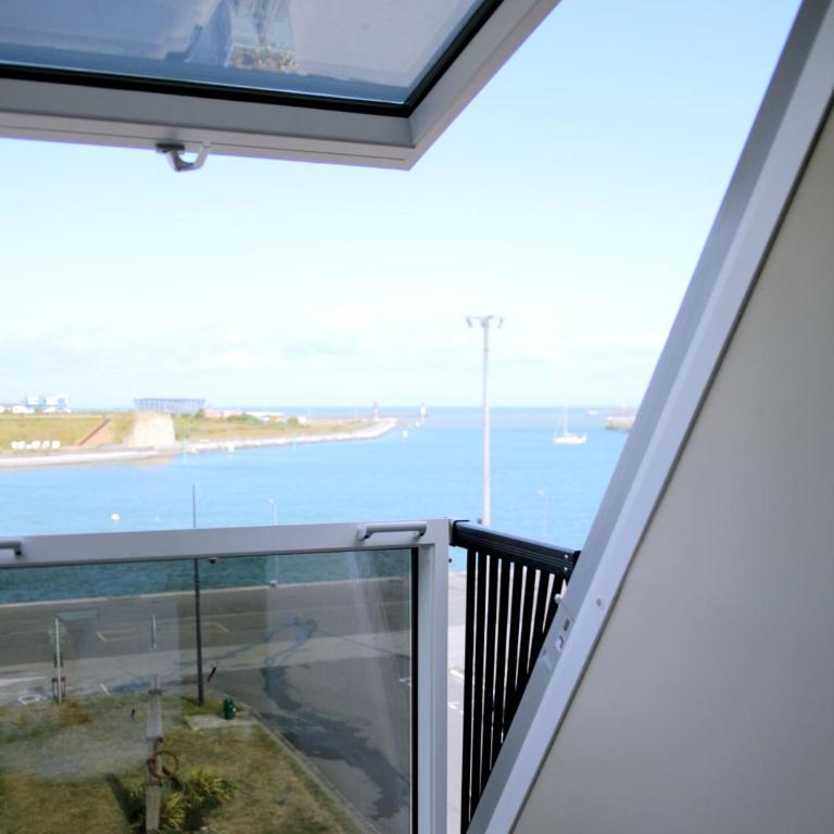 AMMG Tour Marina – Suites Signature | Vue Mer Panoramique, Jacuzzi & Design - Suite Junior - Vue sur Mer - 9