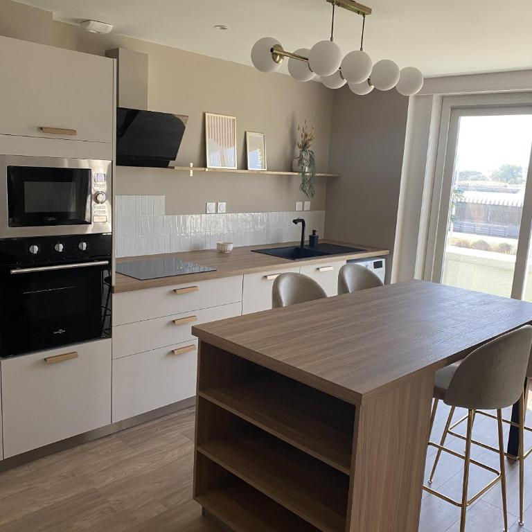 AMMG Tour Marina – Suites Signature | Vue Mer Panoramique, Jacuzzi & Design - Suite Deluxe - Vue sur Mer - 16
