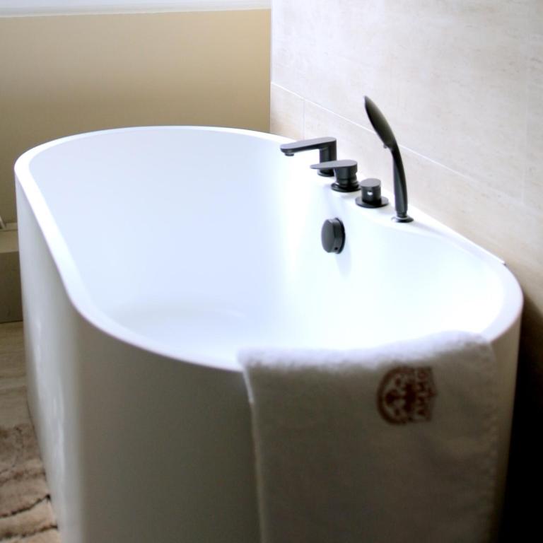 AMMG Tour Marina – Suites Signature | Vue Mer Panoramique, Jacuzzi & Design - Suite Deluxe - 10