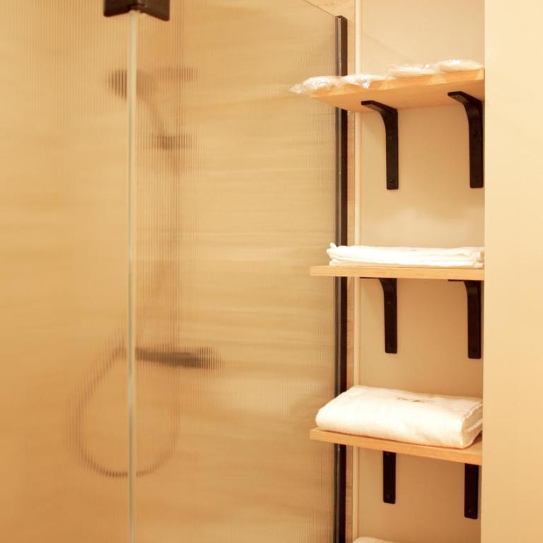 AMMG Tour Marina – Suites Signature | Vue Mer Panoramique, Jacuzzi & Design - Suite Deluxe avec Baignoire Spa - 1