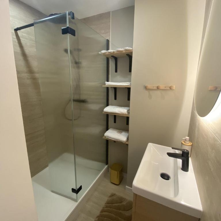 AMMG Tour Marina – Suites Signature | Vue Mer Panoramique, Jacuzzi & Design - Suite Deluxe avec Baignoire Spa - 16