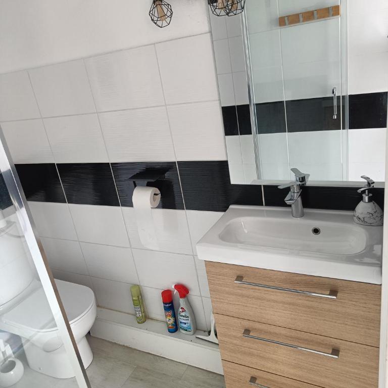 plage, agréable, refait à neuf, top lit, hôte réactif, terrasse, soleil, paisible. - Appartement 1 Chambre - 10