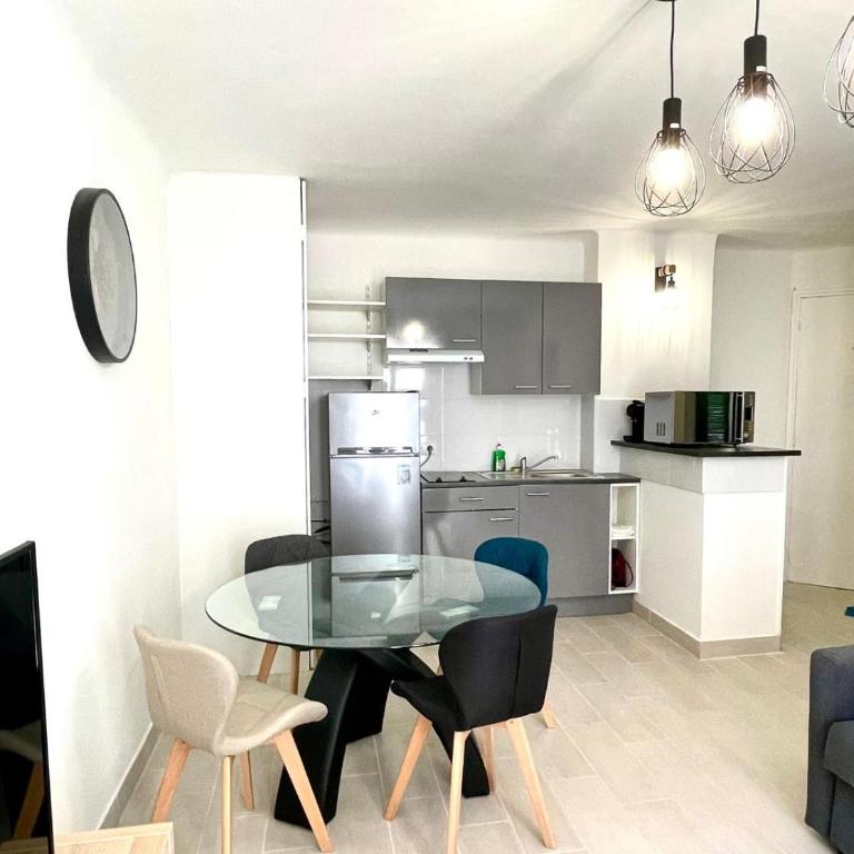 T2 Bleu Mer - Centre ville , Climatisé , 5 min de la plage et à 250m de la gare - Appartement 1 Chambre - 1