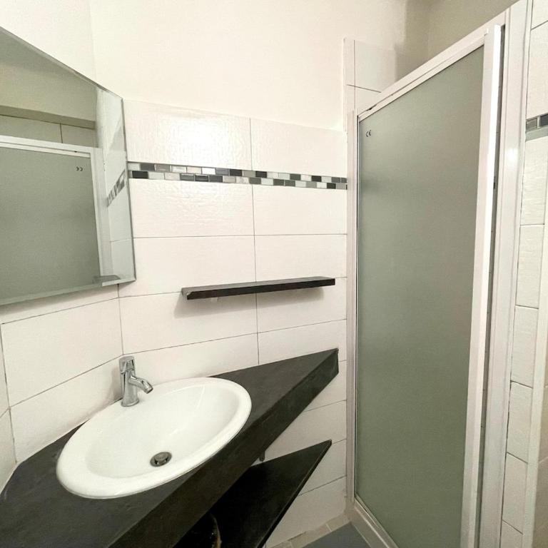 T2 Bleu Mer - Centre ville , Climatisé , 5 min de la plage et à 250m de la gare - Appartement 1 Chambre - 14