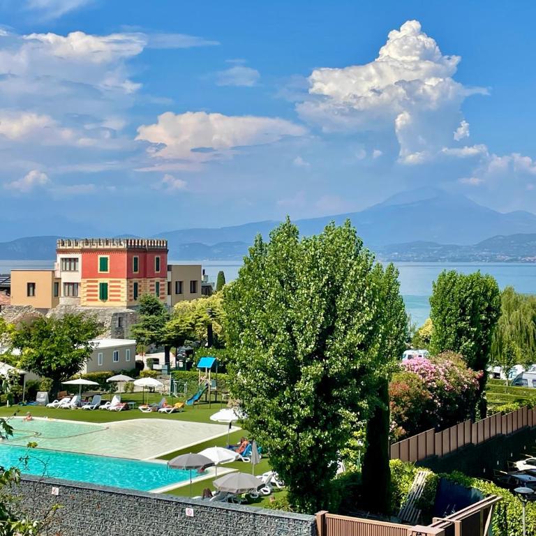 Plaza Lago di Garda Rooms - Rooftop, Lakeview & Jacuzzi - Camera Matrimoniale Superior con Vista Lago - 2