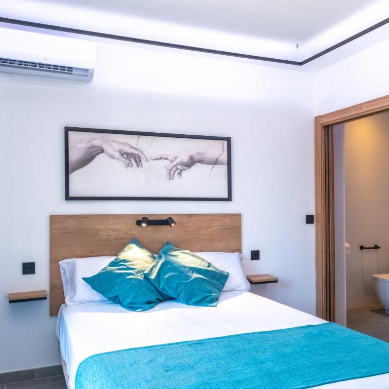 White Coast Suites - King Room with Roll-In Shower - Disability Access - 5
