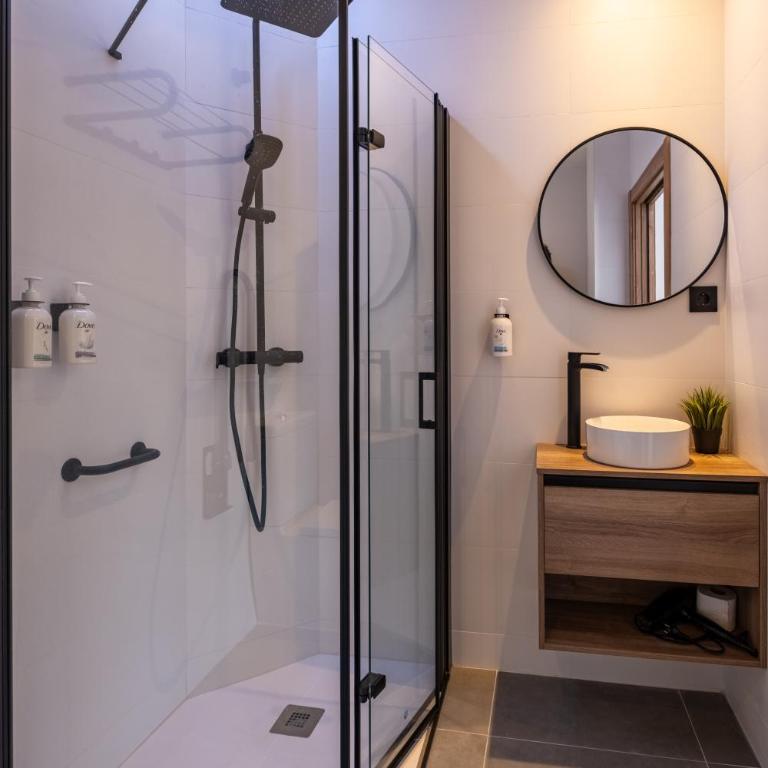 White Coast Suites - King Room with Roll-In Shower - Disability Access - 3