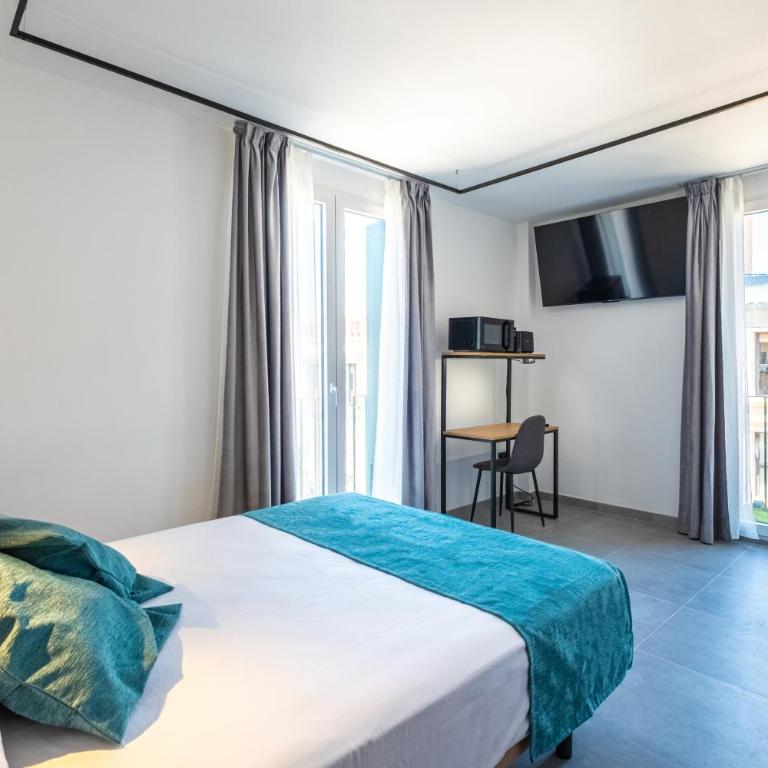 White Coast Suites - Deluxe Double Room with Castle View - 12