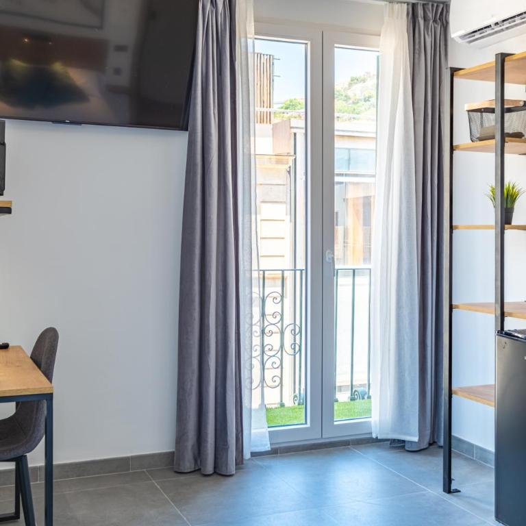 White Coast Suites - Deluxe Double Room with Castle View - 16