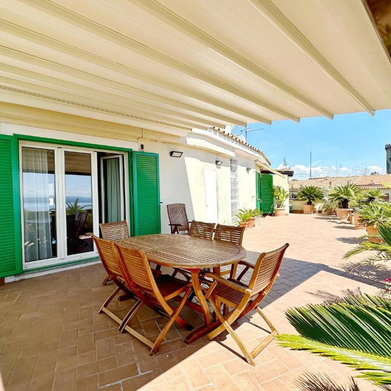 Terrazza da Sogno con Vista su Castello e Lago - Appartamento con 2 Camere da Letto - 1