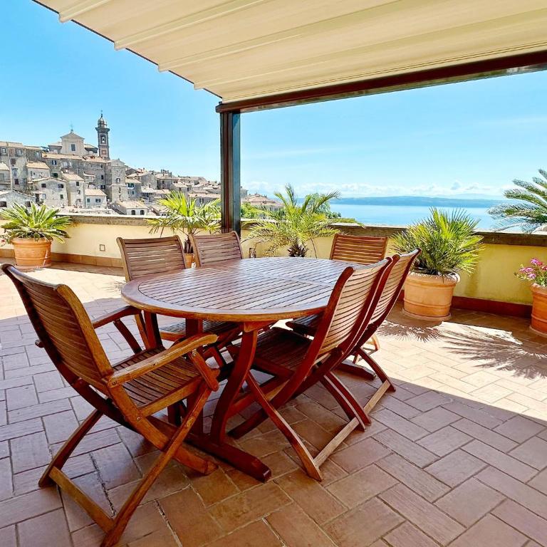 Terrazza da Sogno con Vista su Castello e Lago - Appartamento con 2 Camere da Letto - 2