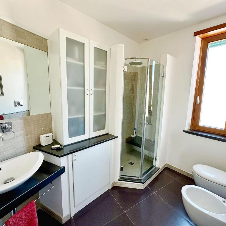 Terrazza da Sogno con Vista su Castello e Lago - Appartamento con 2 Camere da Letto - 27