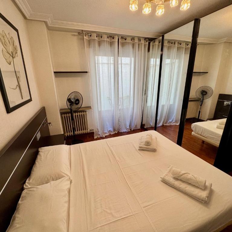 Apartamento Reyes de España / Free Parking & Wi Fi - Two-Bedroom Apartment - 2