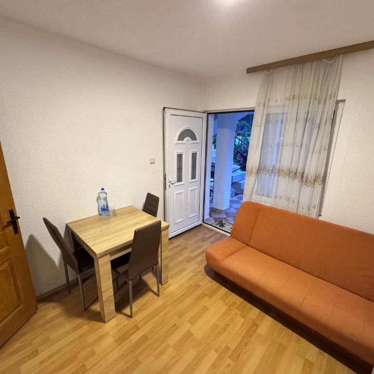 Mon - One-Bedroom Apartment - 6