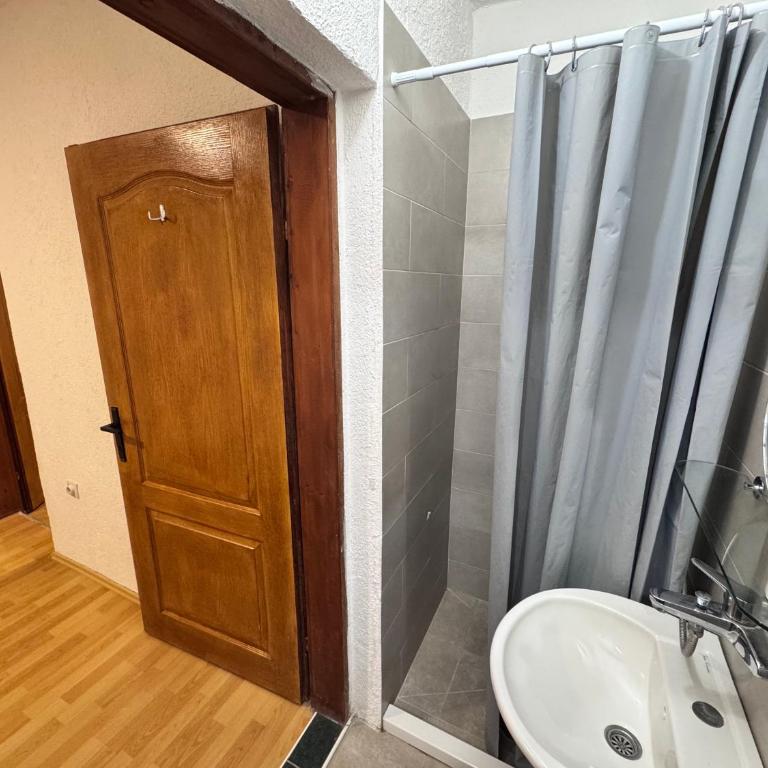 Mon - One-Bedroom Apartment - 7