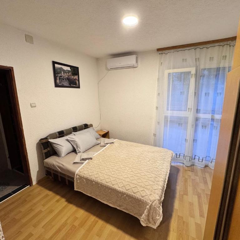 Mon - One-Bedroom Apartment - 5