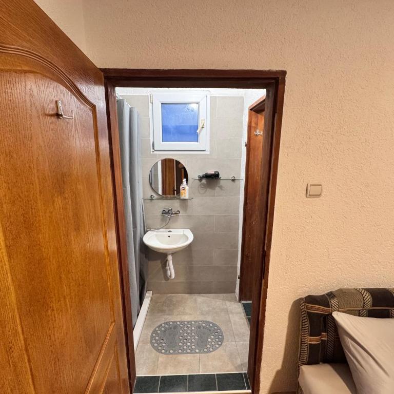 Mon - One-Bedroom Apartment - 3