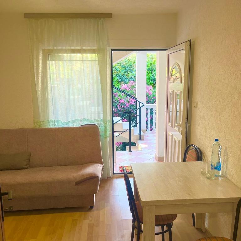 Mon - One-Bedroom Apartment - 2