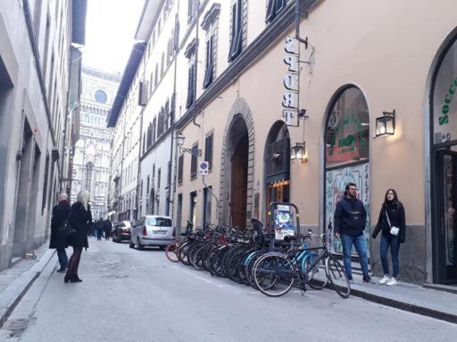 Eleganza e convivialità in centro, vista Duomo per gruppi e famiglie - Three-Bedroom Apartment - 20