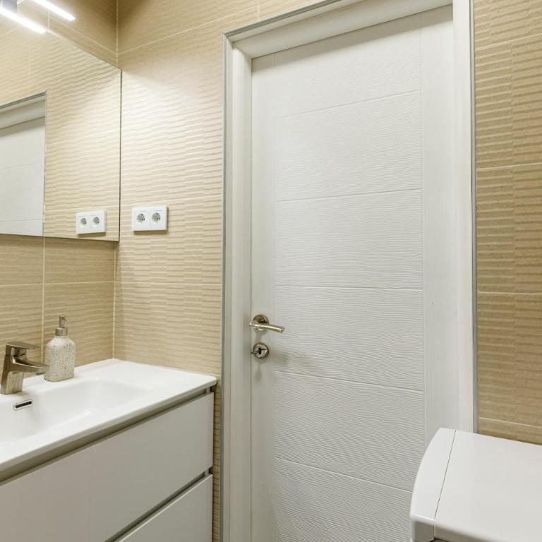 New Luxury Stay in Old Town with free Garage - One-Bedroom Apartment - 17