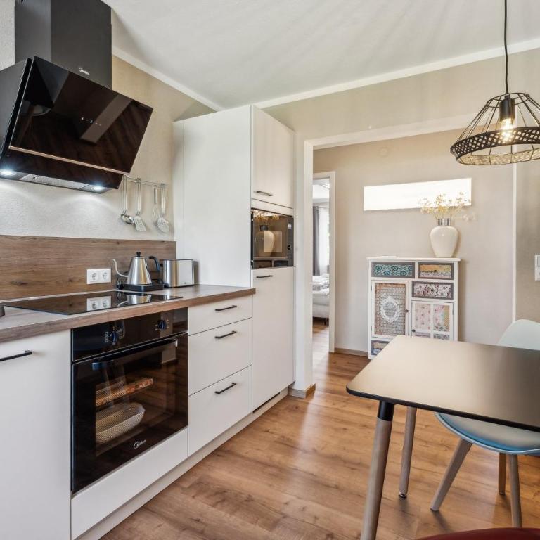 Tara Familienfreundliche 2-Zimmer-Wohnung mit großem Balkon - Deluxe Apartment mit 2 Schlafzimmern und Gartenblick - 1