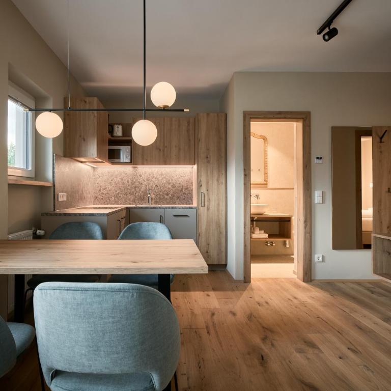 Art Residence Josefshof - Apartment mit 1 Schlafzimmer, Balkon und Bergblick - 1