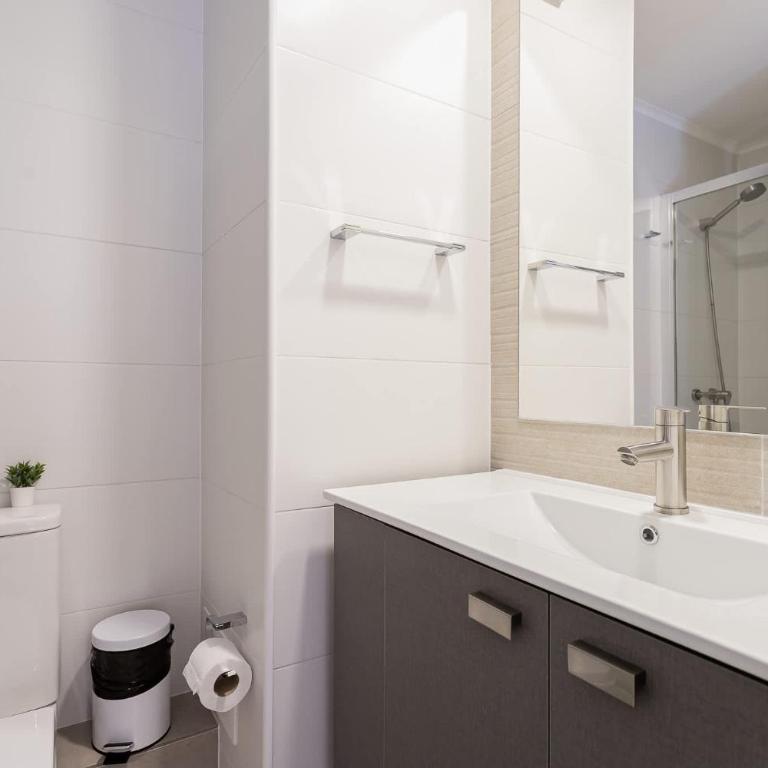 Modern 3BR Apartment in Providencian - Sleeps 6 - Apartment - 26