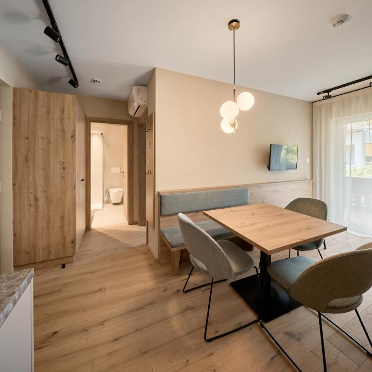 Art Residence Josefshof - Apartment mit 1 Schlafzimmer, Balkon und Bergblick - 3