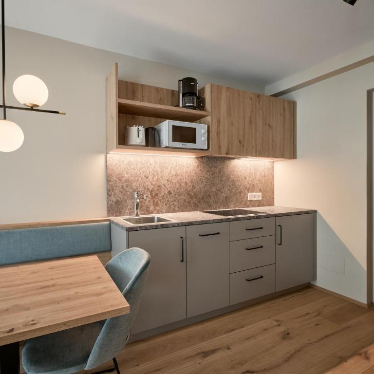 Art Residence Josefshof - Apartment mit 1 Schlafzimmer, Balkon und Bergblick - 4