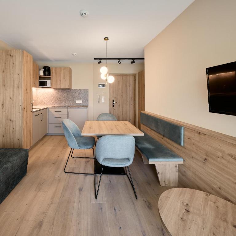 Art Residence Josefshof - Apartment mit 1 Schlafzimmer, Balkon und Bergblick - 3