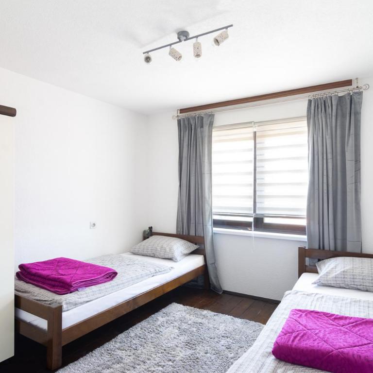 Split House Sarajevo with Private Parking - Two-Bedroom Apartment - 15