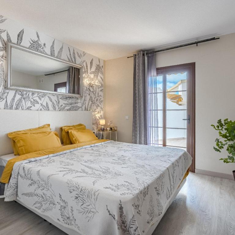 Stylish design w ocean & pool view, King size bed, Wifi,2 Smart Tv, street parking, 2 pools access - Apartamento de 1 dormitorio - 10