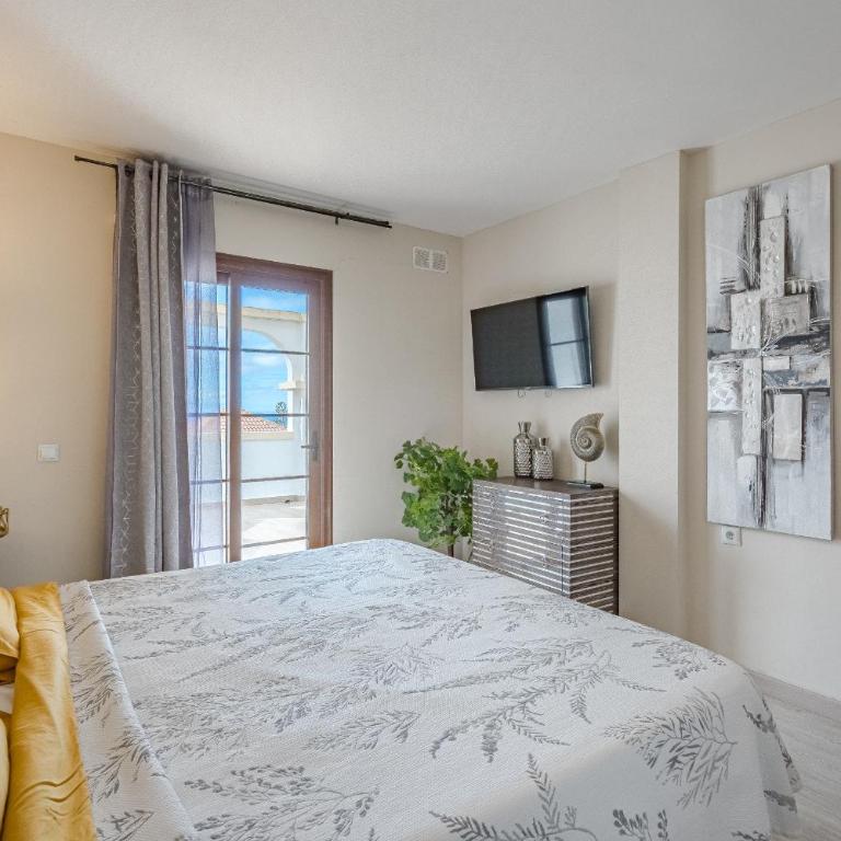 Stylish design w ocean & pool view, King size bed, Wifi,2 Smart Tv, street parking, 2 pools access - Apartamento de 1 dormitorio - 13
