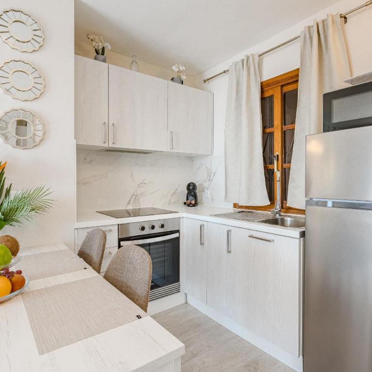 Stylish design w ocean & pool view, King size bed, Wifi,2 Smart Tv, street parking, 2 pools access - Apartamento de 1 dormitorio - 8