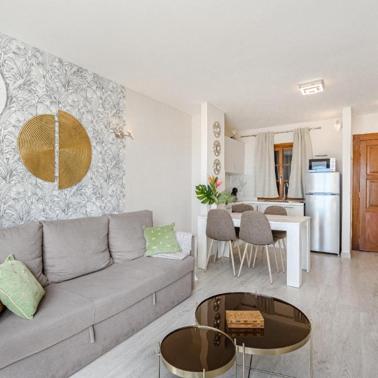 Stylish design w ocean & pool view, King size bed, Wifi,2 Smart Tv, street parking, 2 pools access - Apartamento de 1 dormitorio - 3